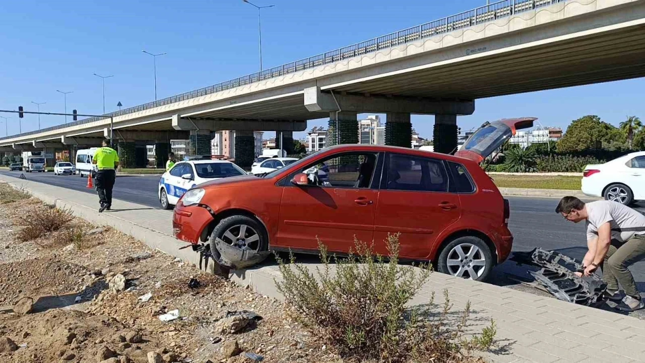 Virajı alamayan otomobil kaldırıma çıktı
