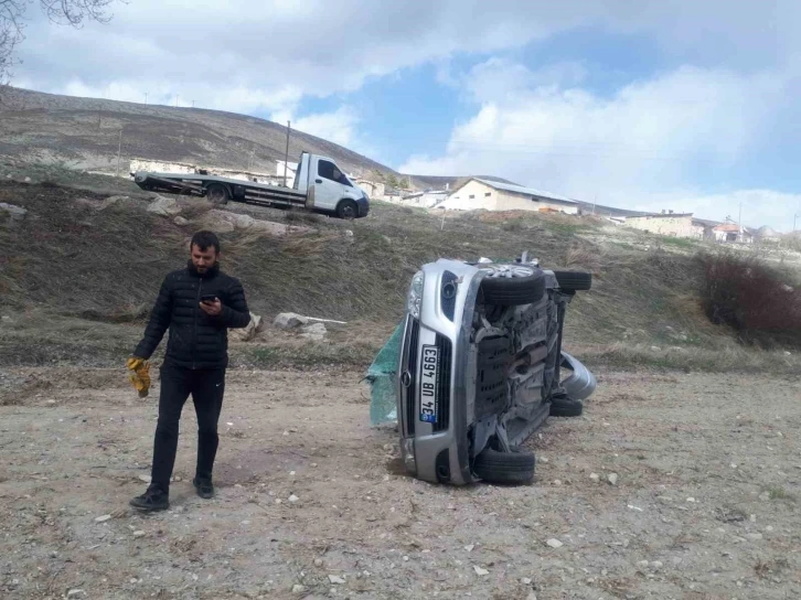 Virajı alamayan otomobil takla attı: 1’i ağır 2 yaralı
