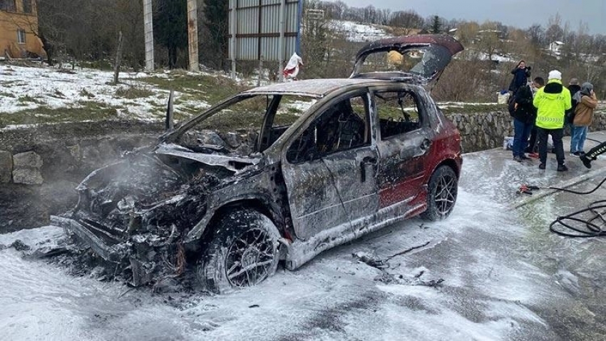 Yalova'da seyir halindeki otomobil yandı