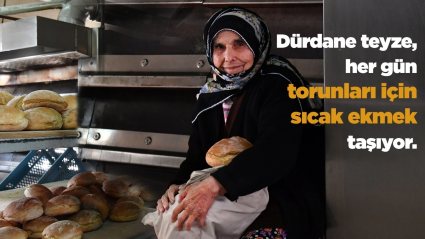 Dürdane Teyze, torunları için sıcak ekmek taşıyor