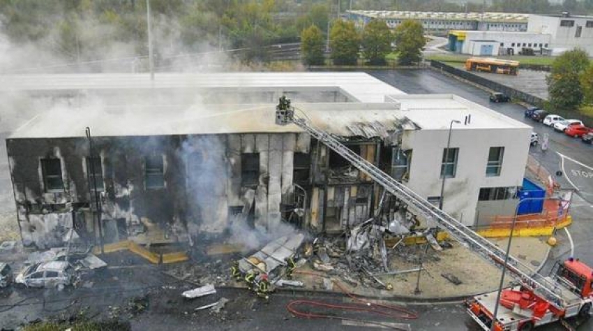 İtalya'da özel uçak bir binanın üzerine düştü: 1'i çocuk 8 kişi yaşamını yitirdi