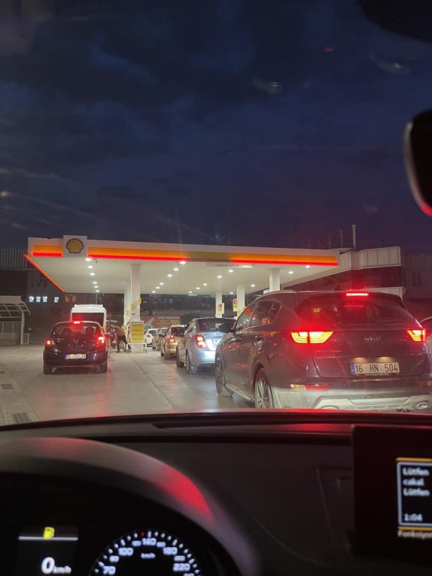 Akaryakıta zam gelmesinin ardından petrol istasyonlarında uzun kuyruklar oluştu