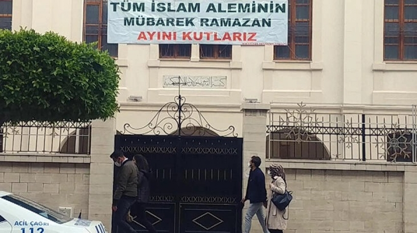 Hristiyanlar kilise duvarına astıkları pankartla ramazanı kutladı