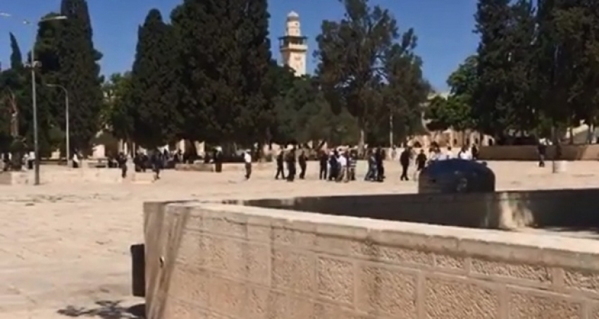 Yahudi öğrenciler El-Aksa Camii’ni bastı