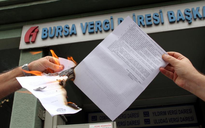 Bursa'da memurlar sözleşmeyi yaktı!