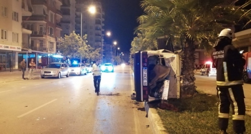 Takla atarak hurdaya dönen araçtan hafif yaralarla kurtuldular