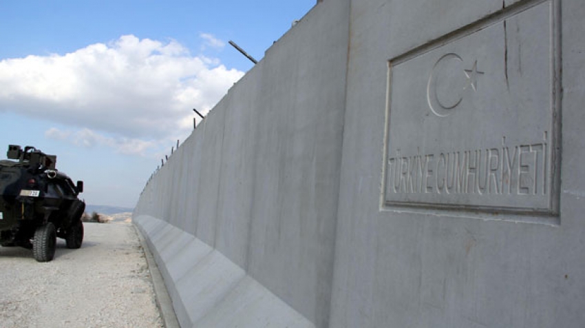 Yayladağı’nın Suriye sınırına beton bloklarla duvar örülüyor