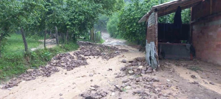 Yağış sonrası mahalle yolu ulaşıma kapandı
