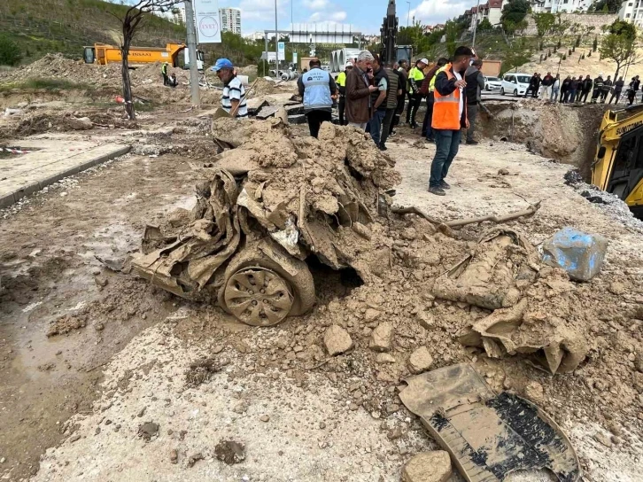 Yağmurda kanalizasyona sürüklenen otomobilin hurdası çıkarıldı
