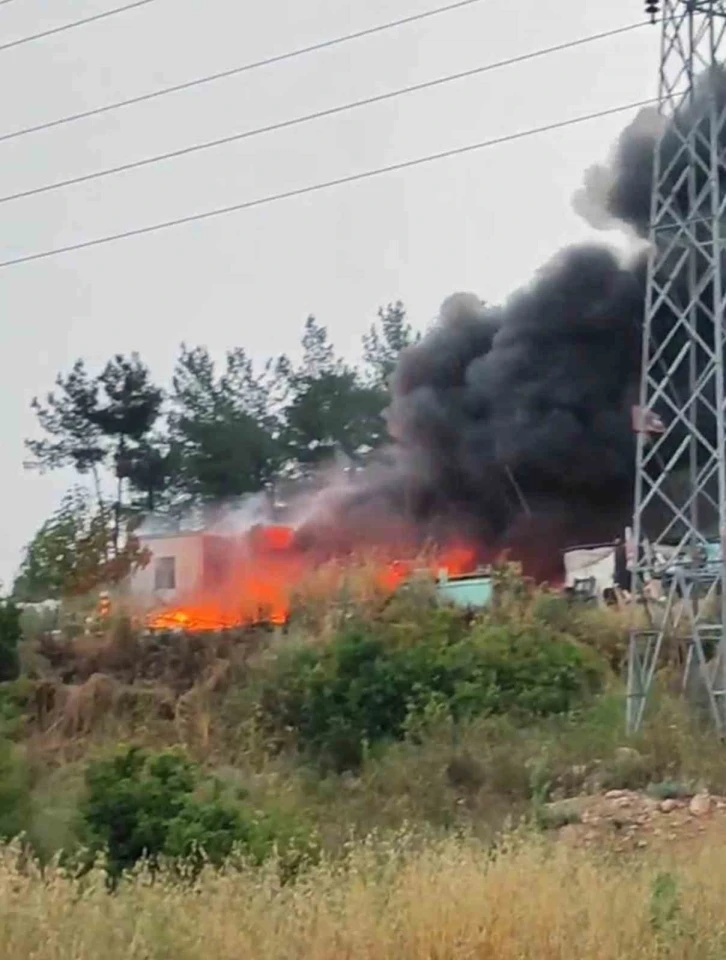 Yağmuru fırsata çevirdiler, lastikleri yaktılar
