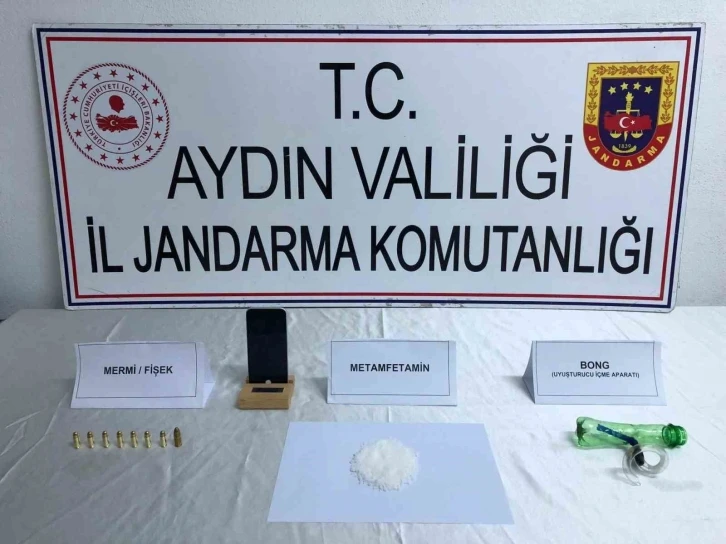 Yakalanacağını anlayınca araçtan inerek kaçtı
