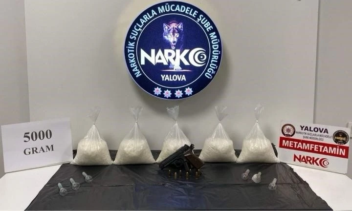 Yalova’da sürücüsü kaçan otomobilden 5 kilo uyuşturucu çıktı
