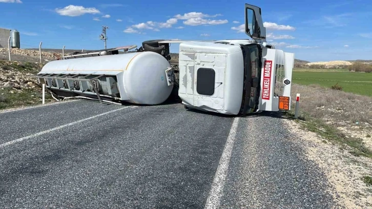 Yan yatan tanker Seyitgazi yolunu kapattı
