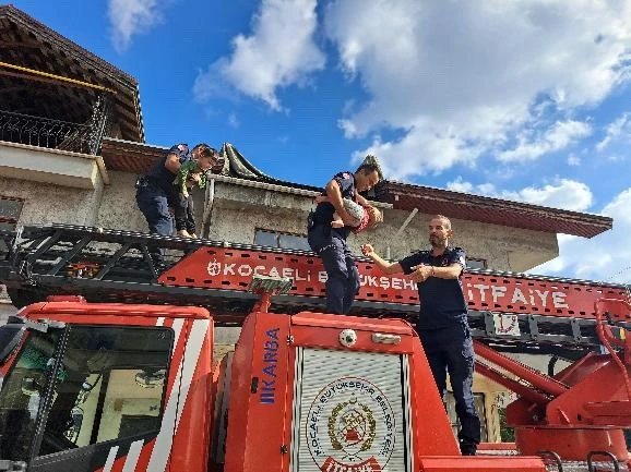 Yangında mahsur kaldılar, itfaiye kurtardı
