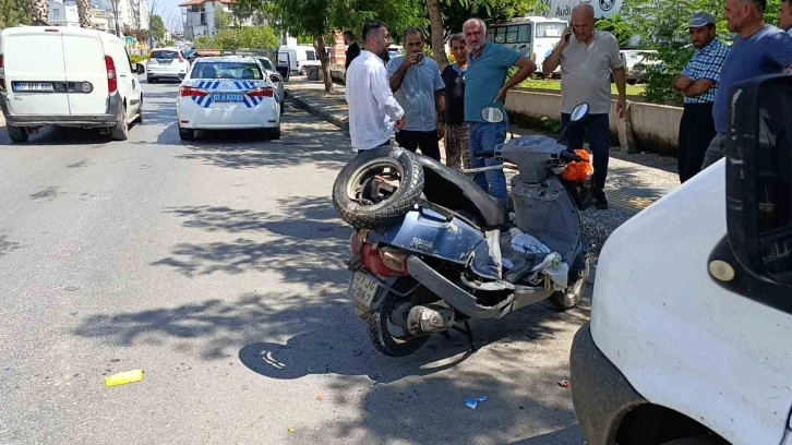 Yaya geçidinden geçen motosiklete otomobil çarptı: Yaşlı sürücü yaralandı
