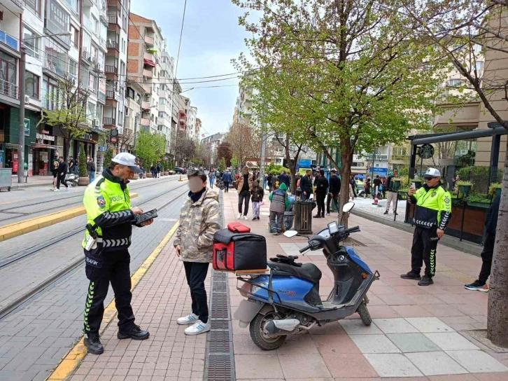 Yaya yoluna giren motosiklet sürücülerine ceza kesildi
