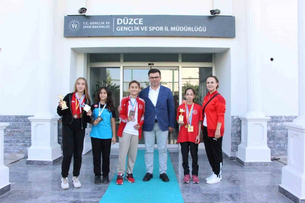 Yazıcı’dan başarılı sporculara hediye
