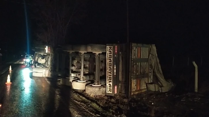 Yem yüklü tır devrildi, sürücü yaralandı
