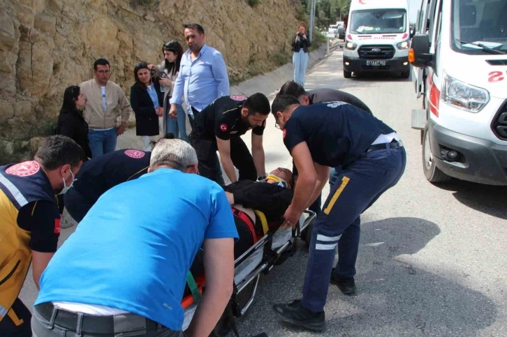 Yemin töreni sonrası trafik kazasına karıştı, olay yerine gelen annesi fenalık geçirdi