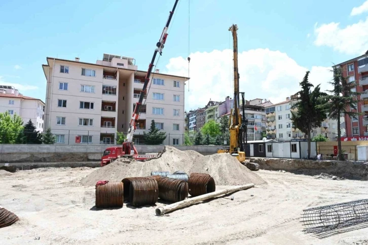 Yeraltı otopark alanında fore kazık çalışmaları yapılıyor
