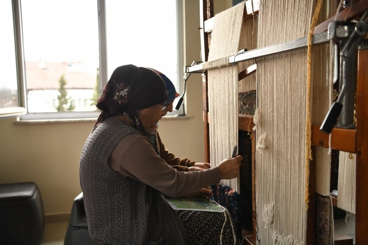 Yeşilyurt’ta geleneksel halı dokumacılığı yaşatılıyor
