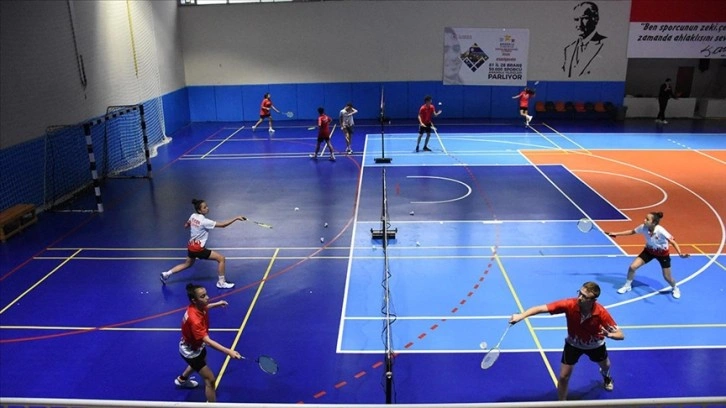 Yetenek taramasında keşfedilerek milli takımlara alınan Eskişehirli badmintoncular sıkı çalışıyor