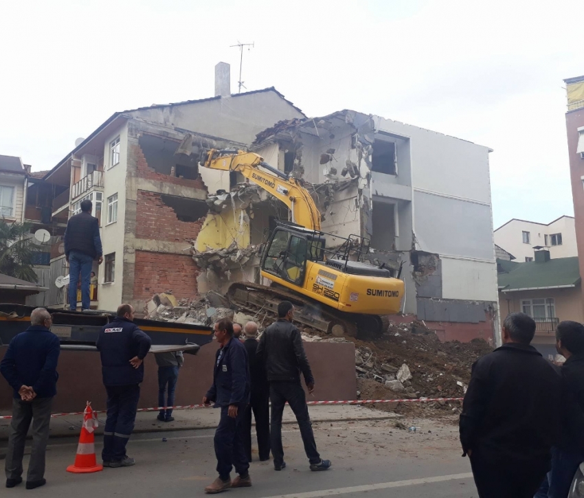 Kocaeli'de iş makinesi, yanlış binayı yıktı!