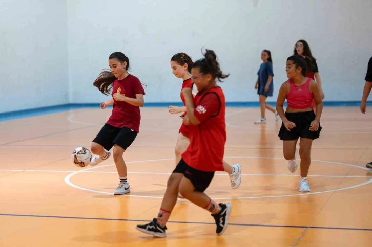 Yıldız Kızlar salon futbolu ile tanıştı
