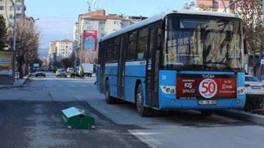 Yol ortasındaki tabut görenleri şaşkına çevirdi