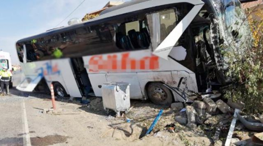 Yolcu otobüsü ile kamyonet kafa kafaya çarpıştı: 1 ölü, 11 yaralı