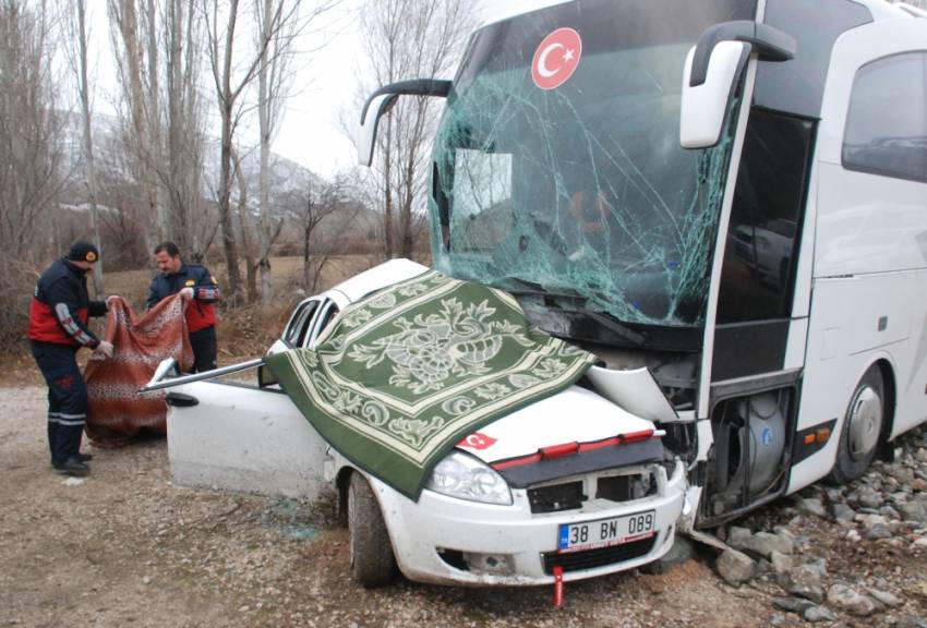 Yolcu otobüsü ile otomobil çarpıştı: 3 ölü, 5 yaralı