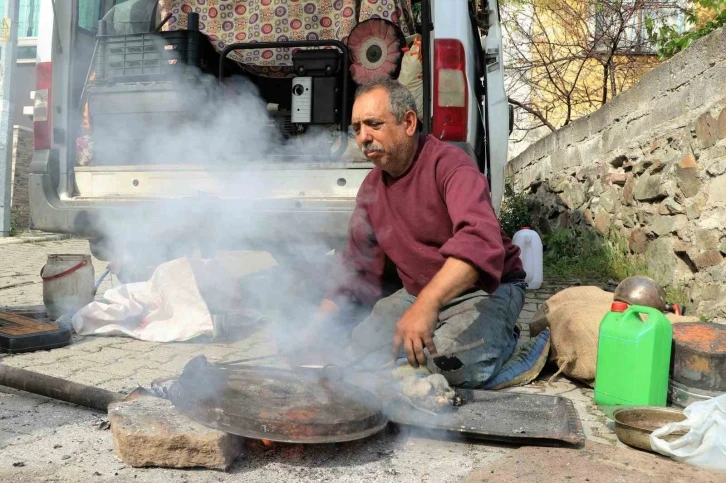 Yok olmaya yüz tutan kalaycılığı ‘seyyar’ olarak devam ettiriyor
