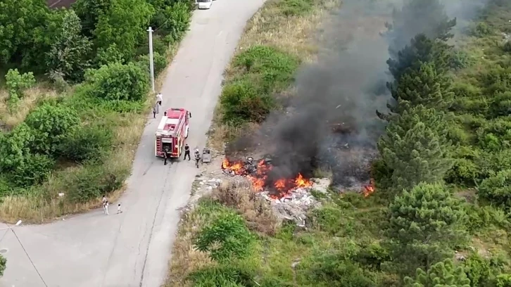 Yol kenarına bırakılan atıklar yangına sebep oldu
