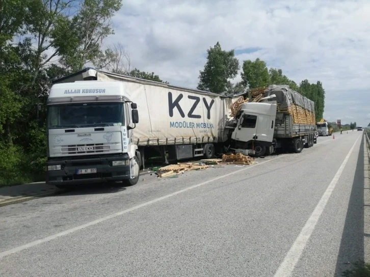 Yol kenarına park eden tıra arkadan gelen başka tır çarptı
