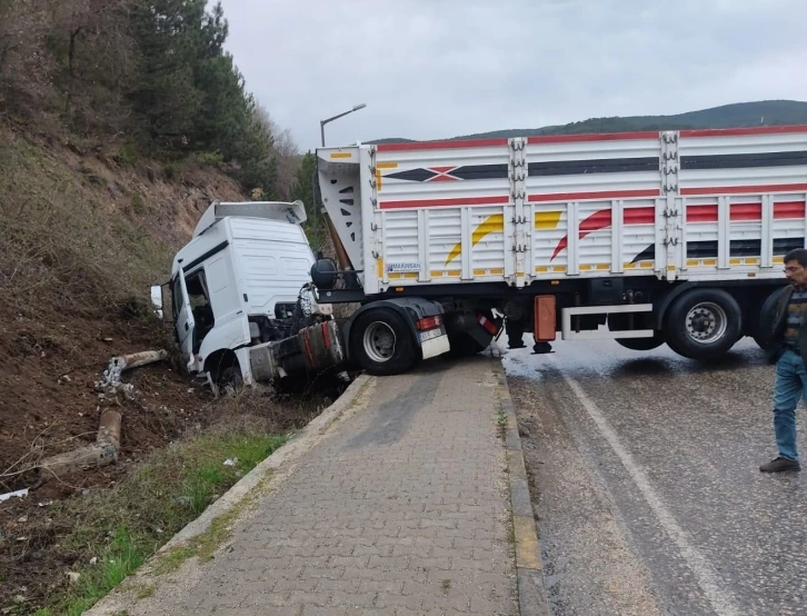 Yol kenarındaki toprak yığınına çarpan tırın sürücüsü yaralandı
