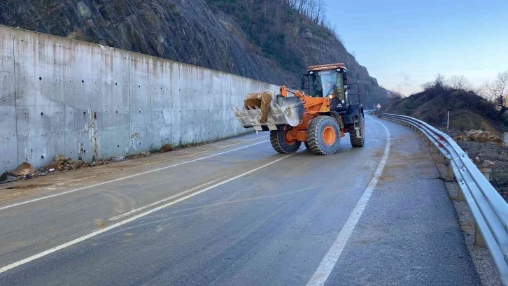 Yola düşen kayalar iş makineleriyle kaldırıldı
