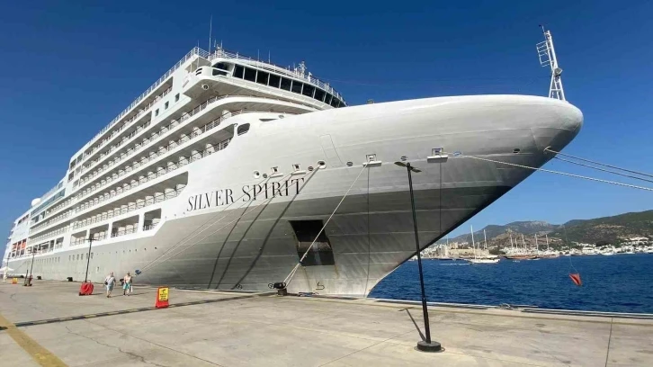 Yolcu gemisi "Silver Spirit" Bodrum’a 584 yolcu getirdi