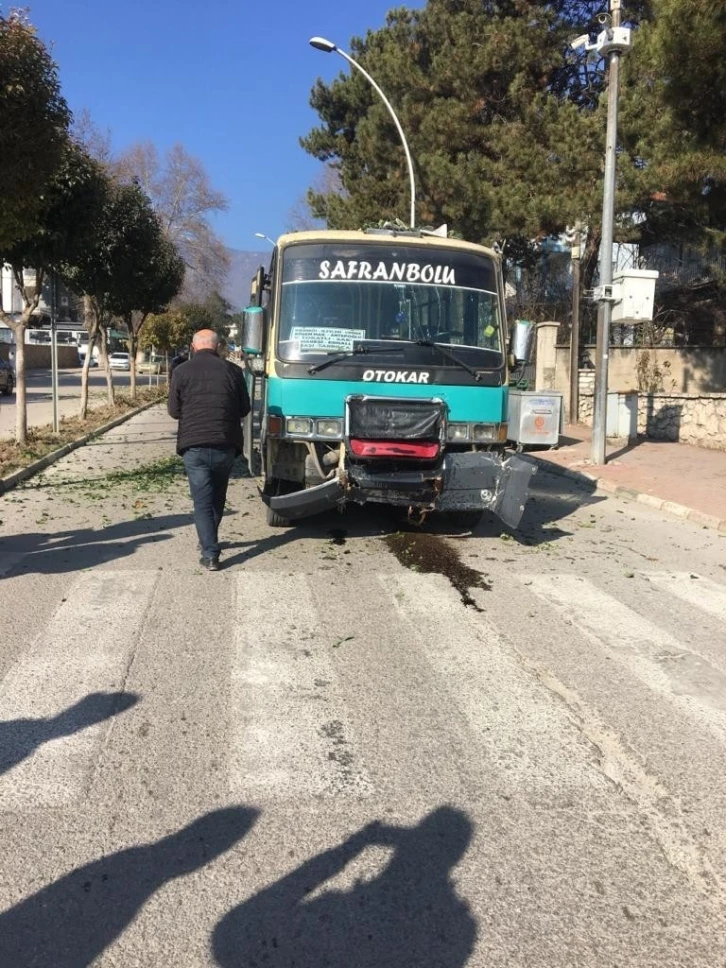 Yolcu minibüsü refüjdeki ağaca çarptı: 1 yaralı
