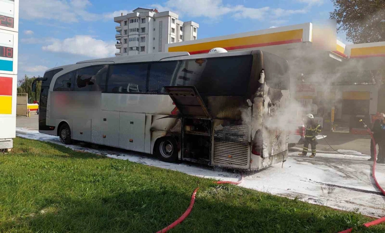 Yolcu otobüsünde yangın: Sürücü aracı akaryakıt istasyonuna çekip itfaiyeyi aradı
