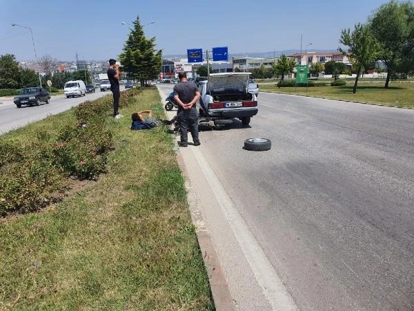 Yolda arıza yapan otomobile çarpan motosikletin sürücüsü yaralandı