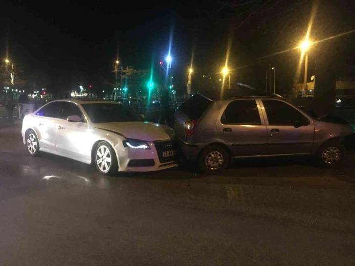 Yoldan çıkan otomobil ağaca çarptı: 3 yaralı
