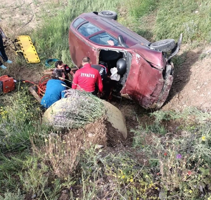 Yoldan çıkan otomobil şarampole devrildi: 1 ölü, 1 yaralı
