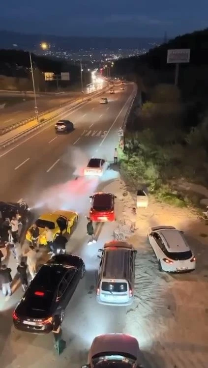 Yolu kapatan düğün konvoyları kameralara yansıdı
