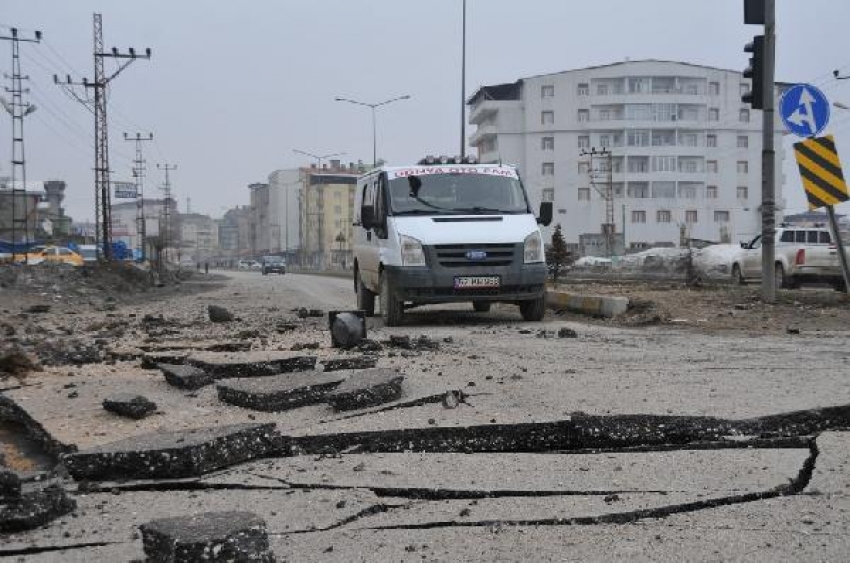 Yüksekova’da zırhlı polis aracına bombalı saldırı