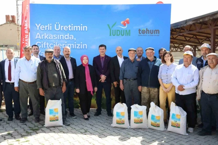 Yudum ve Tohum Derneği, Eskişehir’de çiftçilere yerli ayçiçek tohumu dağıttı
