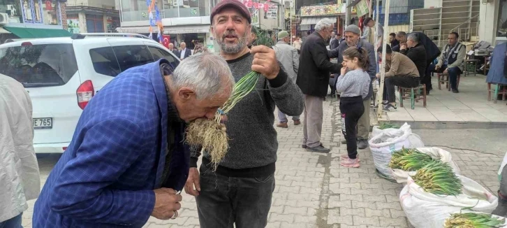 Yüksek dağlarda yetişen ve birçok hastalığa iyi geldiği belirtilen "zuzubak" otu yok satılıyor
