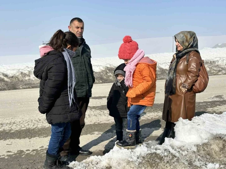 Yüksekova’da 4.4 büyüklüğünde deprem korkuttu, vatandaşlar kendini dışarıya attı
