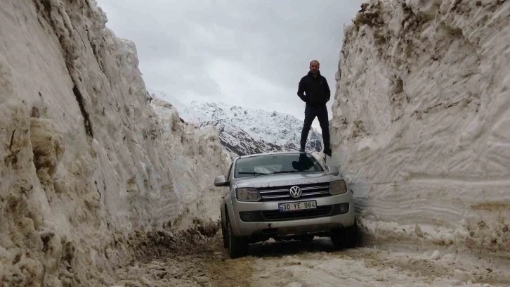 Yüksekova’da 5 metreyi bulan kar tünelleri
