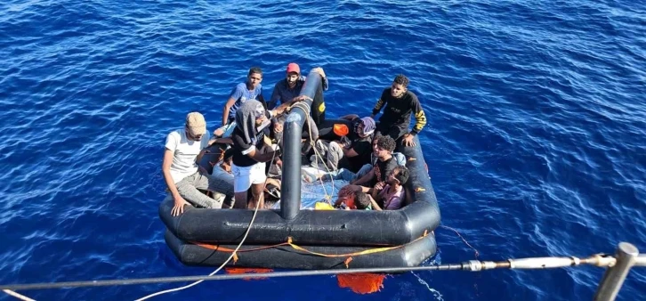Yunanistan can salları içinde Türk karasularına geri itti