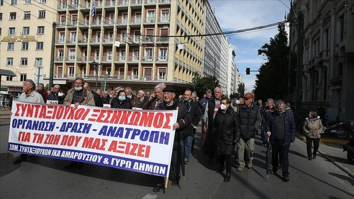 Yunanistan'da emekliler maaşlarına zam talebiyle eylem yaptı